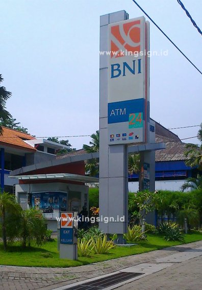 Pylon sign totem bank